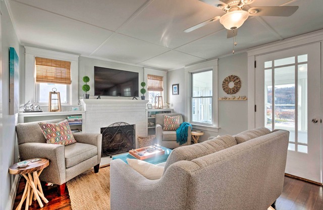 Cozy Coastal Cottage: 5 Mi to Narragansett Beach!