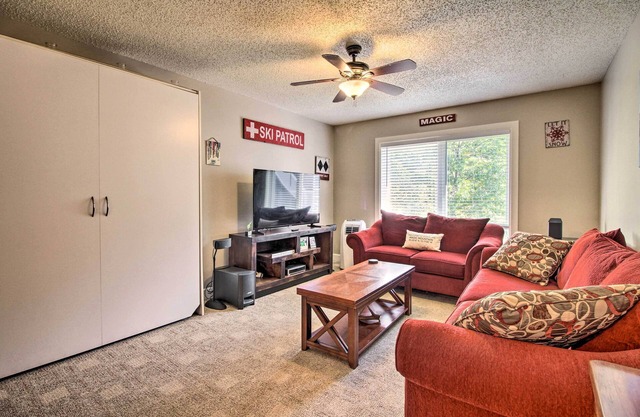 Cozy Condo w/Magic Mountain Ski-In Access!
