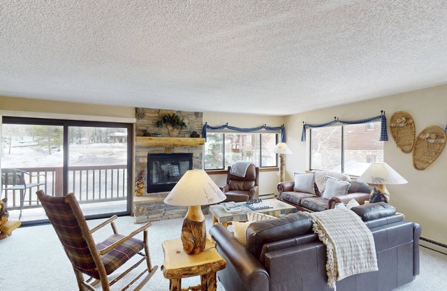 Cozy condo with ski-in access, hot tub, and mountain views