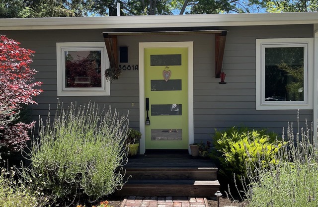 Cozy contemporary cottage in downtown Lafayette near shops and restaurants
