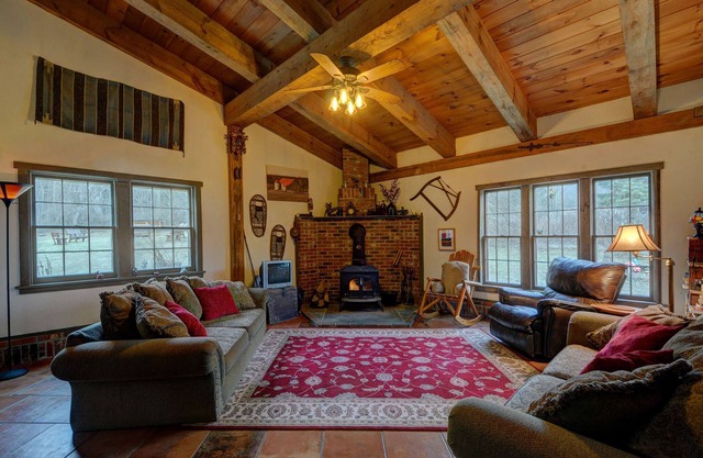 Cozy Converted Barn on Secluded 6.5 acres with Hot Tub