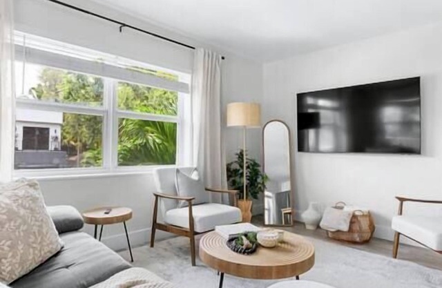 Cozy corner condo, just renovated, pool views