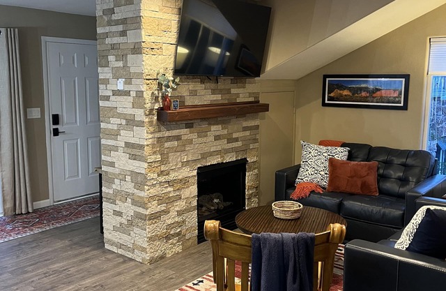 Cozy Cottage Getaway ✔️Hot tub ✔️Views ✔️Pet Friendly