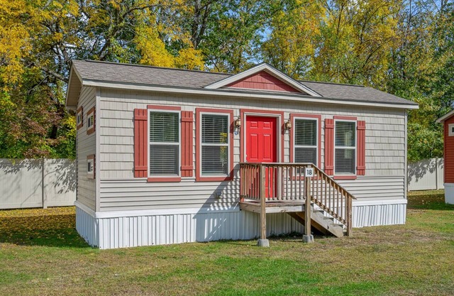 Cozy Cottage at Lake George Campsites!