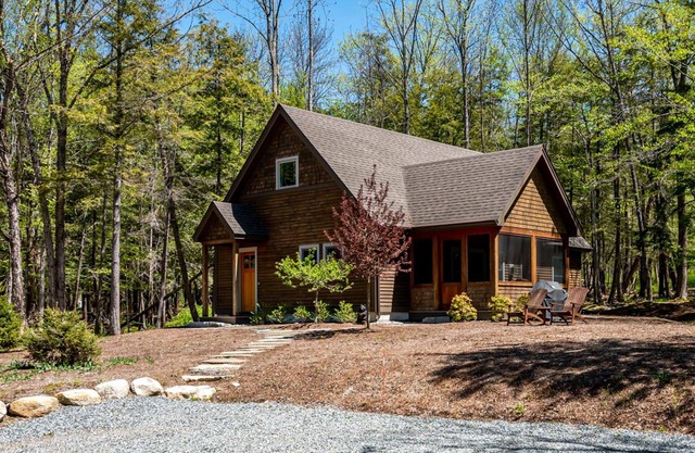 Cozy cottage: central to lakes w/beach access, hiking, skiing & entertainment
