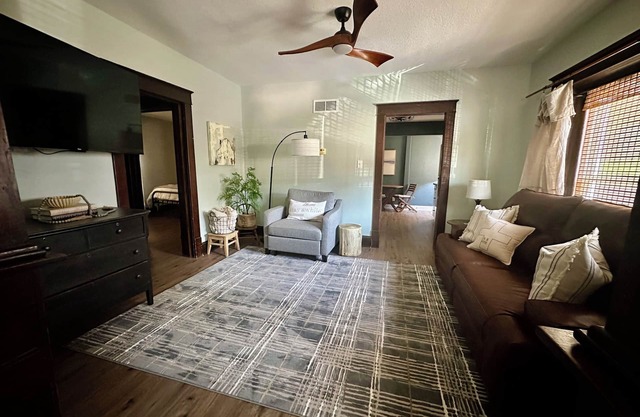 Cozy Cottage close to downtown Smithville