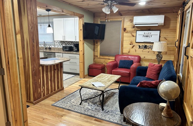 Cozy cottage condo with easy access to TIEC, Hendersonville, Asheville & Boone