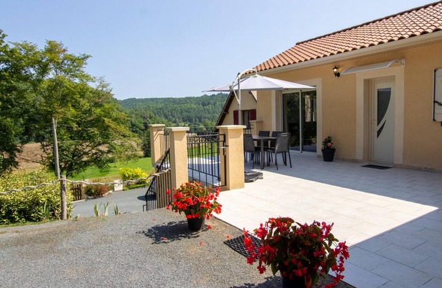 Cozy Cottage with Garden, Near Dordogne Castles and Vézère Sites, with Modern Amenities & WiFi