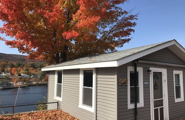 Cozy cottage get-away at Lake Winnipesaukee with swim access off dock