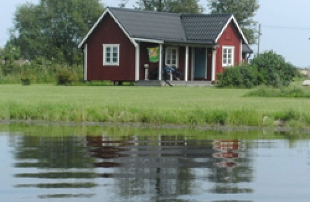 Cozy cottage in front of private lake