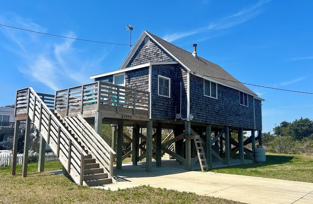 Cozy cottage in Hatteras Village. Convenient to shopping, restaurants and beach.
