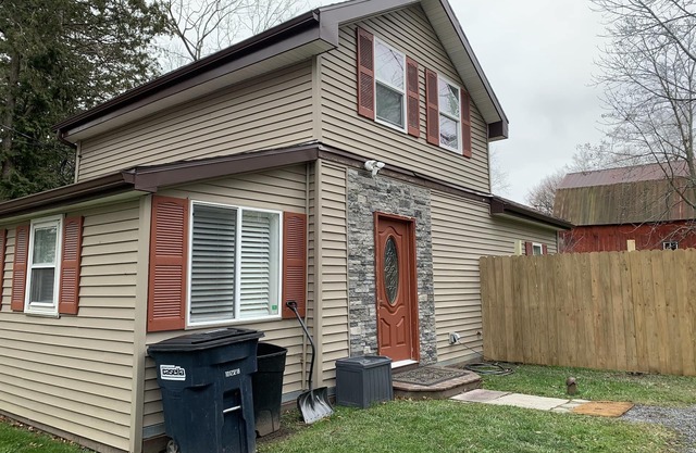 Cozy cottage in the Heart of the Finger Lakes with hot tub - dog friendly