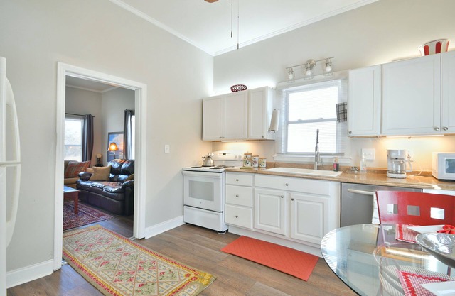 ✨ Cozy Cottage: Minutes from Main St. Fenced in Backyard! ✨