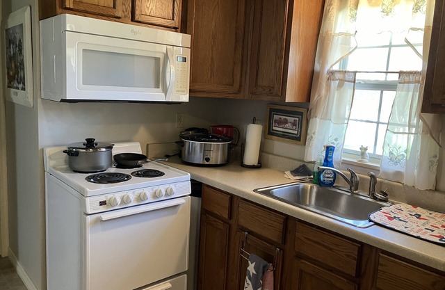 Cozy cottage walking distance to historic Hamilton, Tx, downtown square.