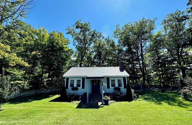 Cozy cottage with direct river access - perfect for fishing or weekend escape