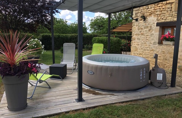 Cozy Cottage with Garden, SPA, and Fireplace near Château de Hautefort