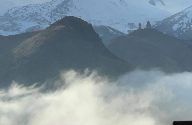 Cozy cottage with a panoramic view of Kazbegi.
