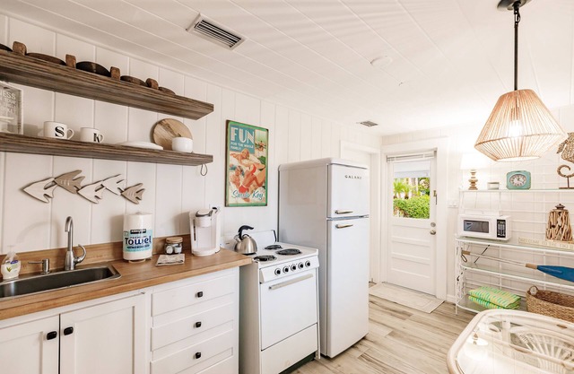 Cozy Cottage with Hot Tub