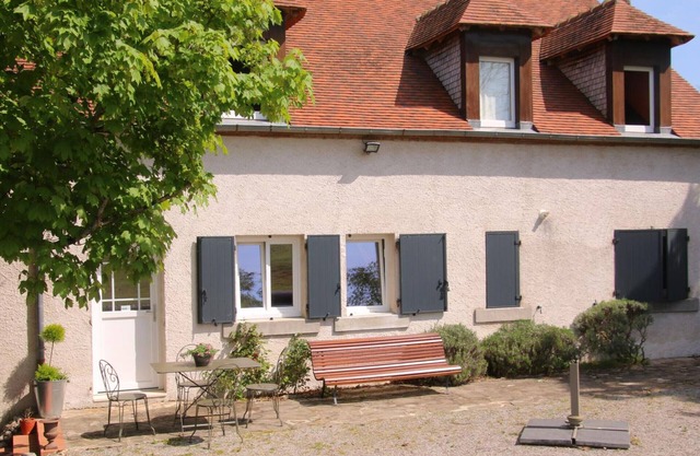 Cozy cottage with terrace and WiFi - 2 br, 4 pers in Besson