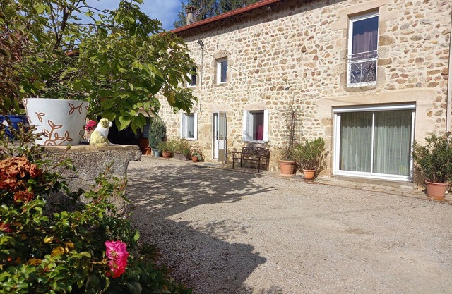 Cozy Countryside Getaway with Private Garden, Near St. Jacques de Compostelle Trail
