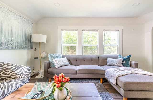 Cozy Craftsman Cottage 10 minutes away from DT!