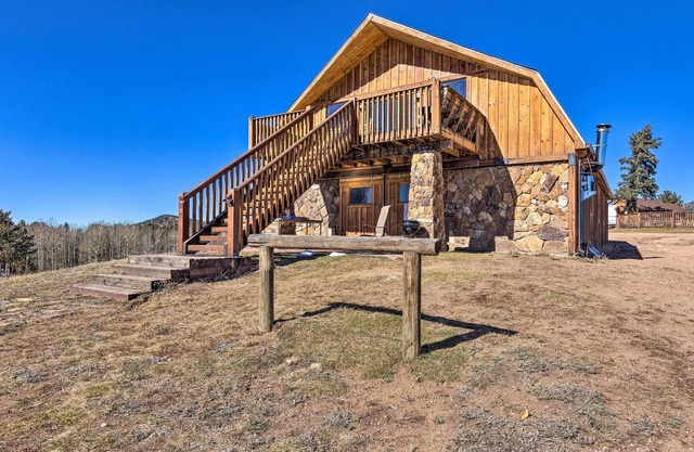 Cozy Cripple Creek Cabin w/ Mountain Views!
