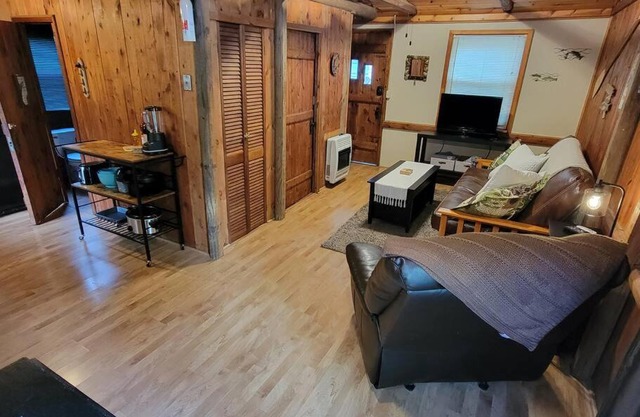 Cozy Crystal Cabin with Lake Access