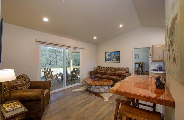 Cozy Cub Cabin, brand new home near Yosemite