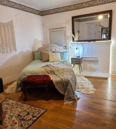 Cozy, Cute, Private Ozark Suite 5 Mins to Hospital