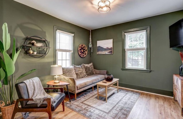 Cozy Dark & Moody Home New Reno 10 mins to Lanc