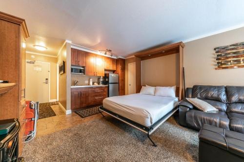 Cozy Deluxe Studio #131 at Donner Lake Village