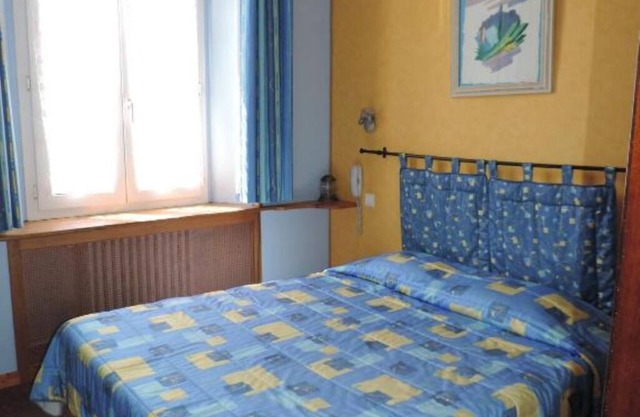 Cozy Double Room w/Free Parking Near Town Center!