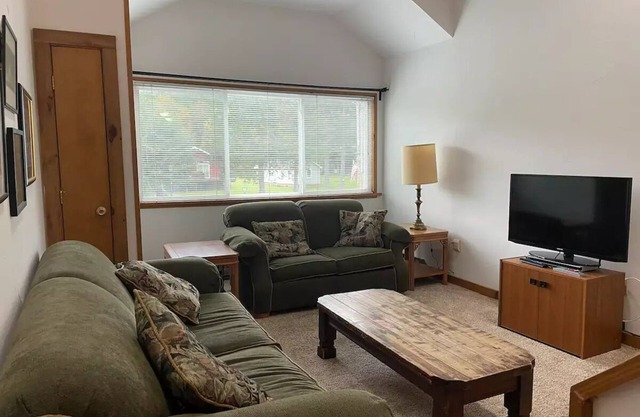 Cozy Downtown Hunter Mountain Getaway n