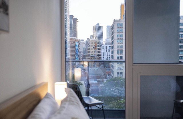 Cozy Downtown Suite: Steps from Eaton Center