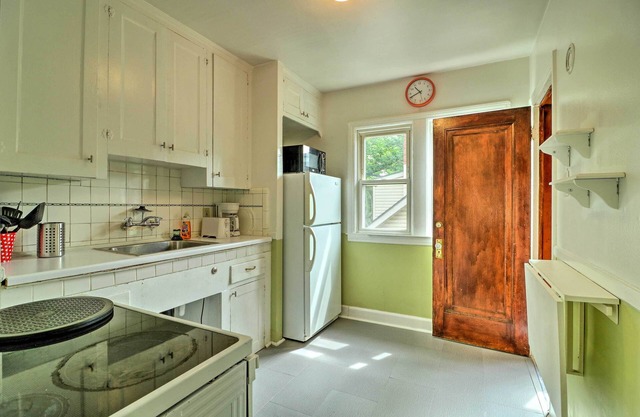 Cozy Duplex: Half Mi to Magic Bag & Woodward Ave!