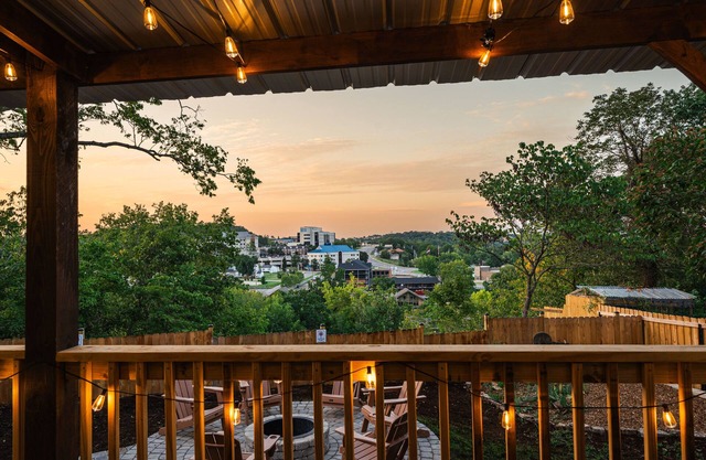 Cozy Dwntwn Branson Boho Bungalow. Deck-Firepit Area. B-Landing & Hspital 3-min.