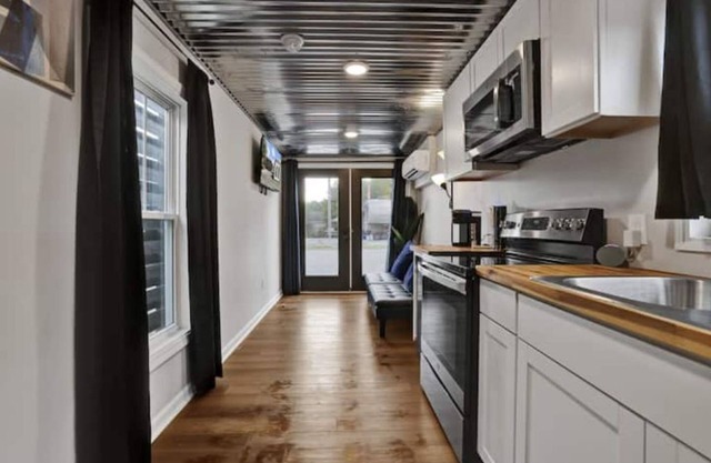 Cozy Electric Blue Cargo Cottage - Lot 25