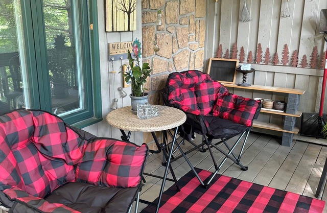 Cozy End Unit Condo with Porch and AC centrally located in Banner Elk, NC