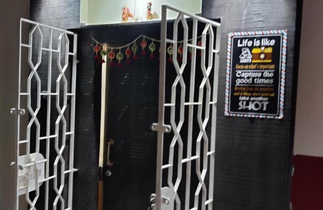 Cozy entire flat in park street kolkata
