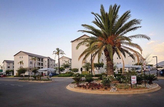 Cozy Escape: 2 Bedroom Apartment. Sleeps 4. Centrally located. Family-friendly.