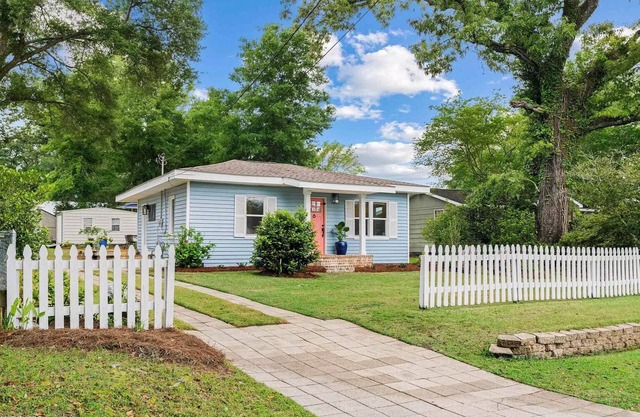 Cozy Fairhope Cottage – Walk to Fly Creek Marina and Sunset Point Restaurant!