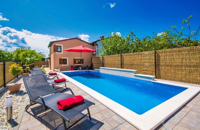 Cozy family-friendly fenced villa, pool and outdoor jacuzzi