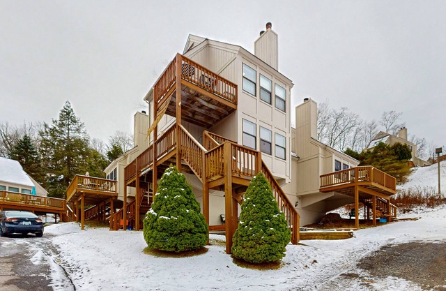 Cozy, family-friendly, lakeview condo with gas grill & firepit