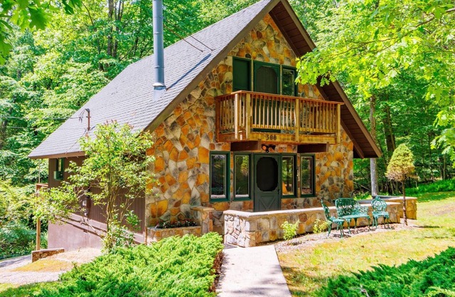 Cozy Family-Friendly Forested Cabin Inside Alpine Lake Resort