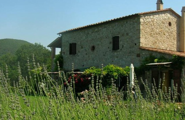 Cozy farmhouse with hills and sea view