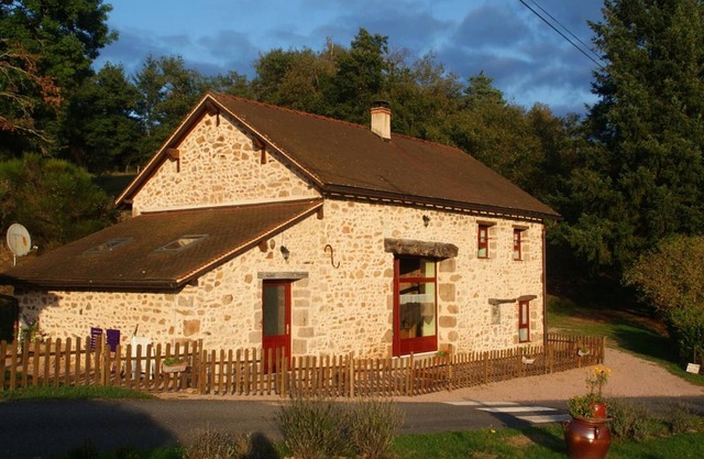 Cozy Farmhouse: Fishing, Nature, Waterfall, Near Vichy, Wi-Fi, Pet Friendly