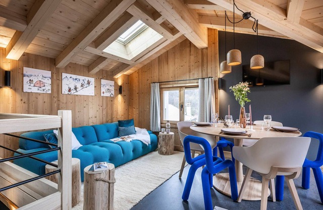 Cozy Renovated House for 6, 2km from Slopes, with Ski Room and Balcony
