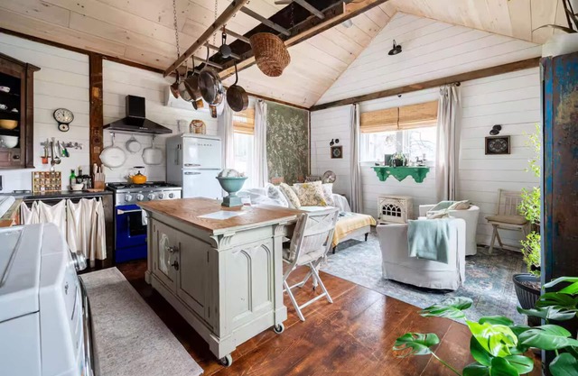 Cozy French county, hot-tub & fireplace