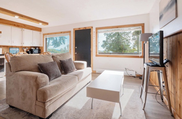 Cozy Furnished Gibsons Cottage - good for single/couples. Lengthier stays negot.