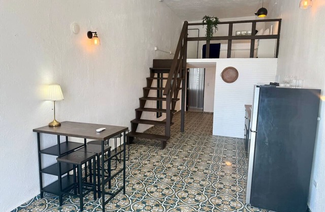 Cozy Getaway with Balcony, Walk to Bars, Cafes & Beach